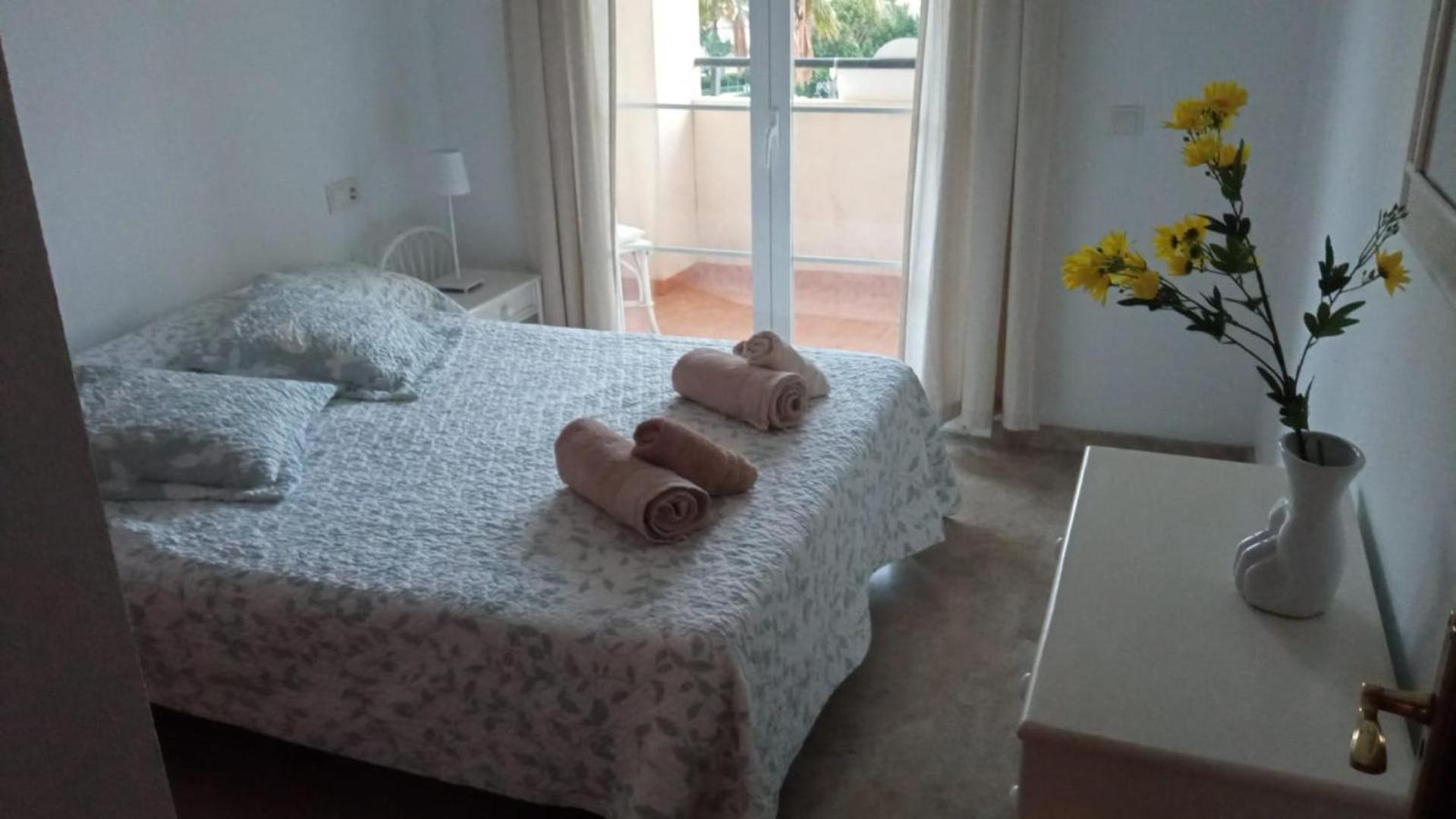 Central 2-Bed Apartment In Estepona Port Ngoại thất bức ảnh