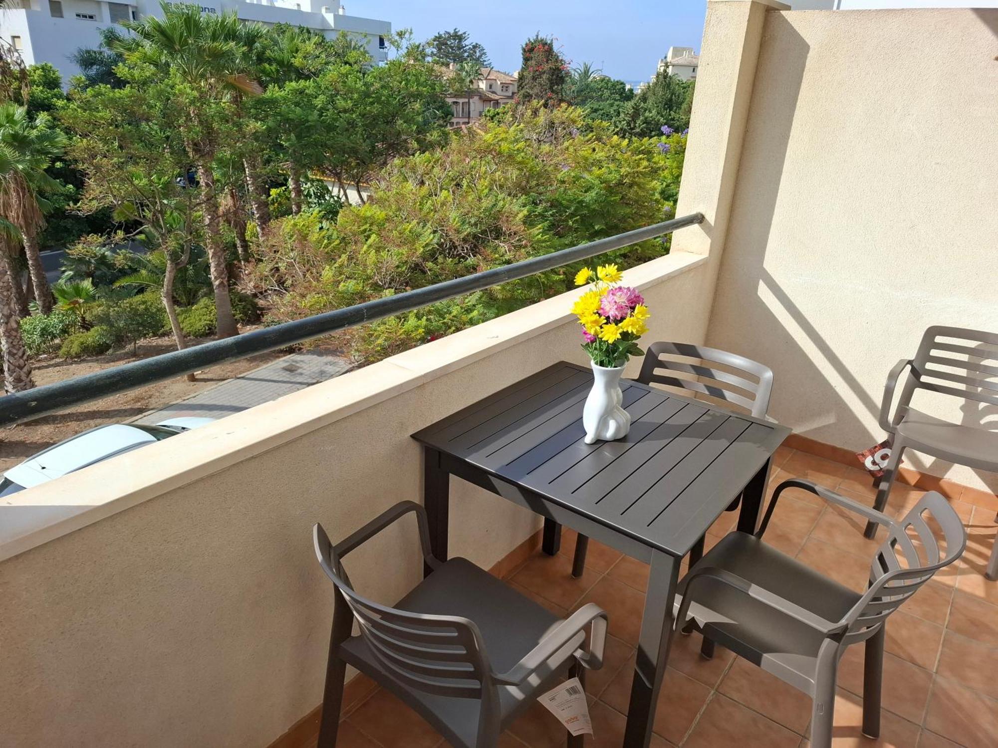 Central 2-Bed Apartment In Estepona Port Ngoại thất bức ảnh